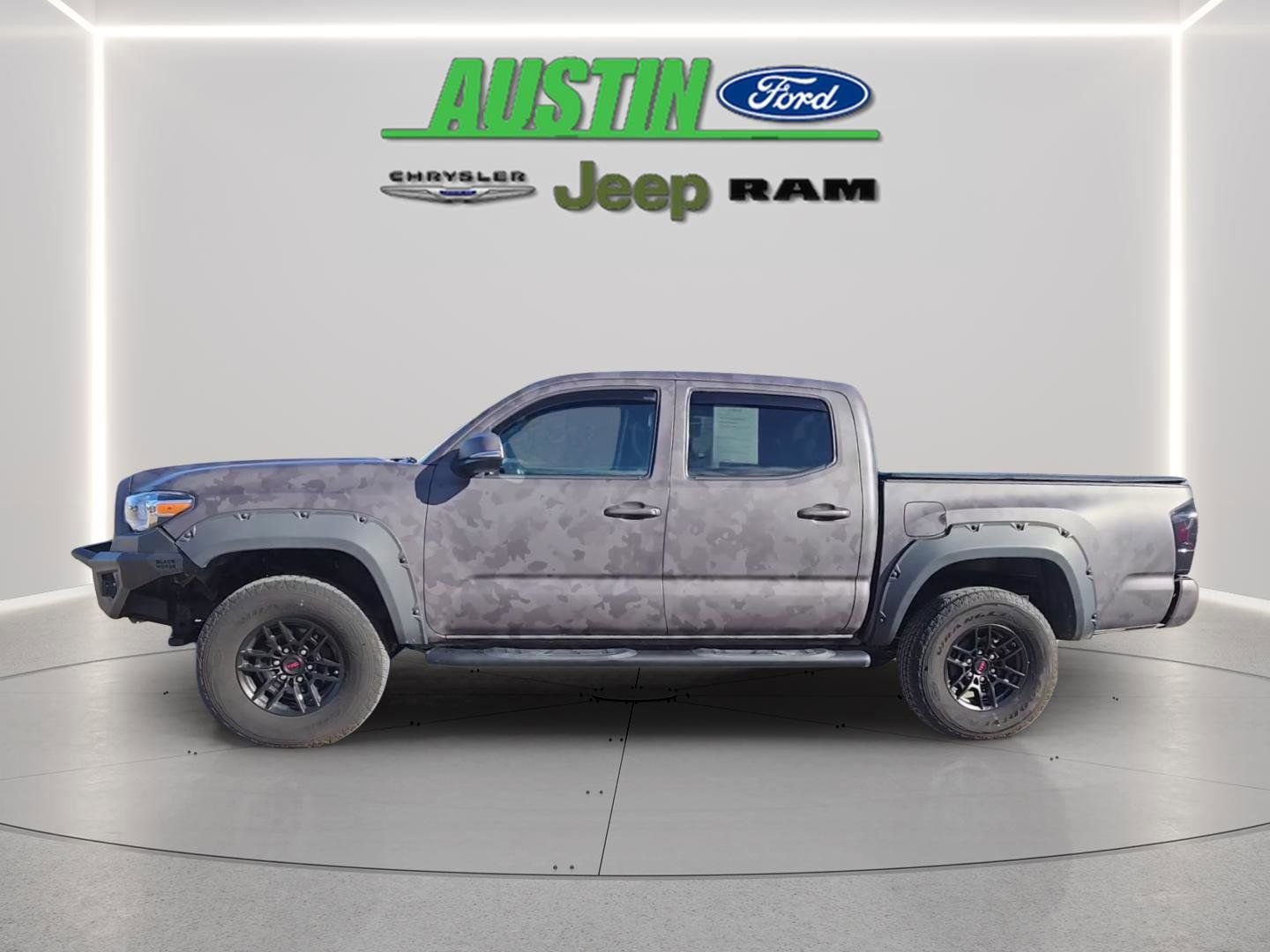 Used 2018 Toyota Tacoma TRD Off-Road w/ Technology Package image 4