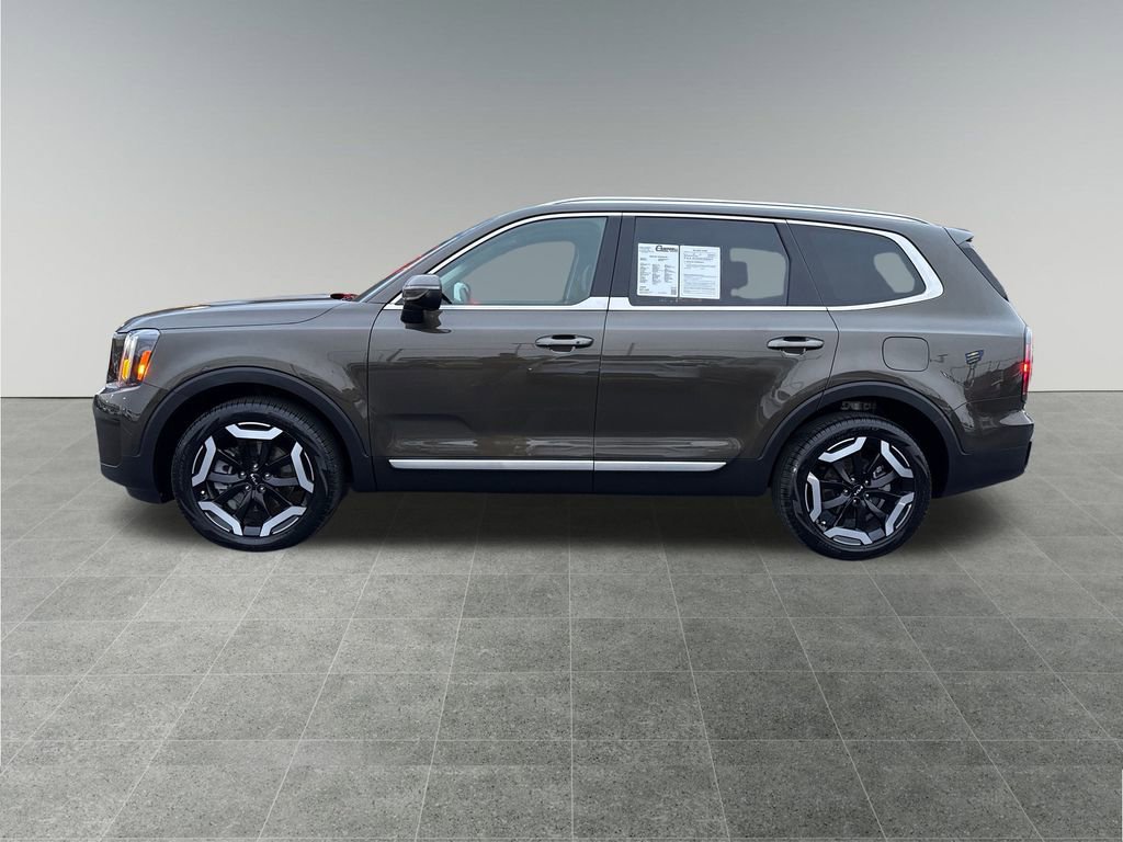 Used 2025 Kia Telluride EX w/ EX Captain's Chair Package image 2