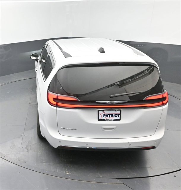 Used 2024 Chrysler Pacifica Touring-L image 32