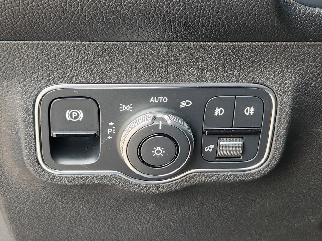 Used 2025 Mercedes-Benz GLB 250 GLB 250 image 21