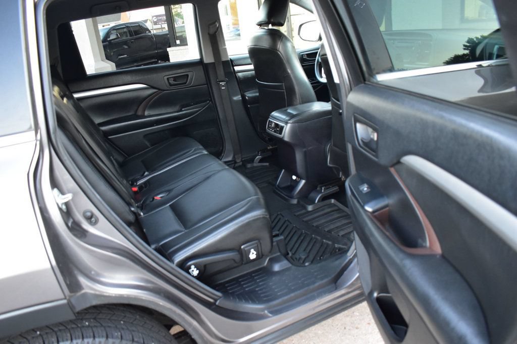 Used 2014 Toyota Highlander LE FWD image 22
