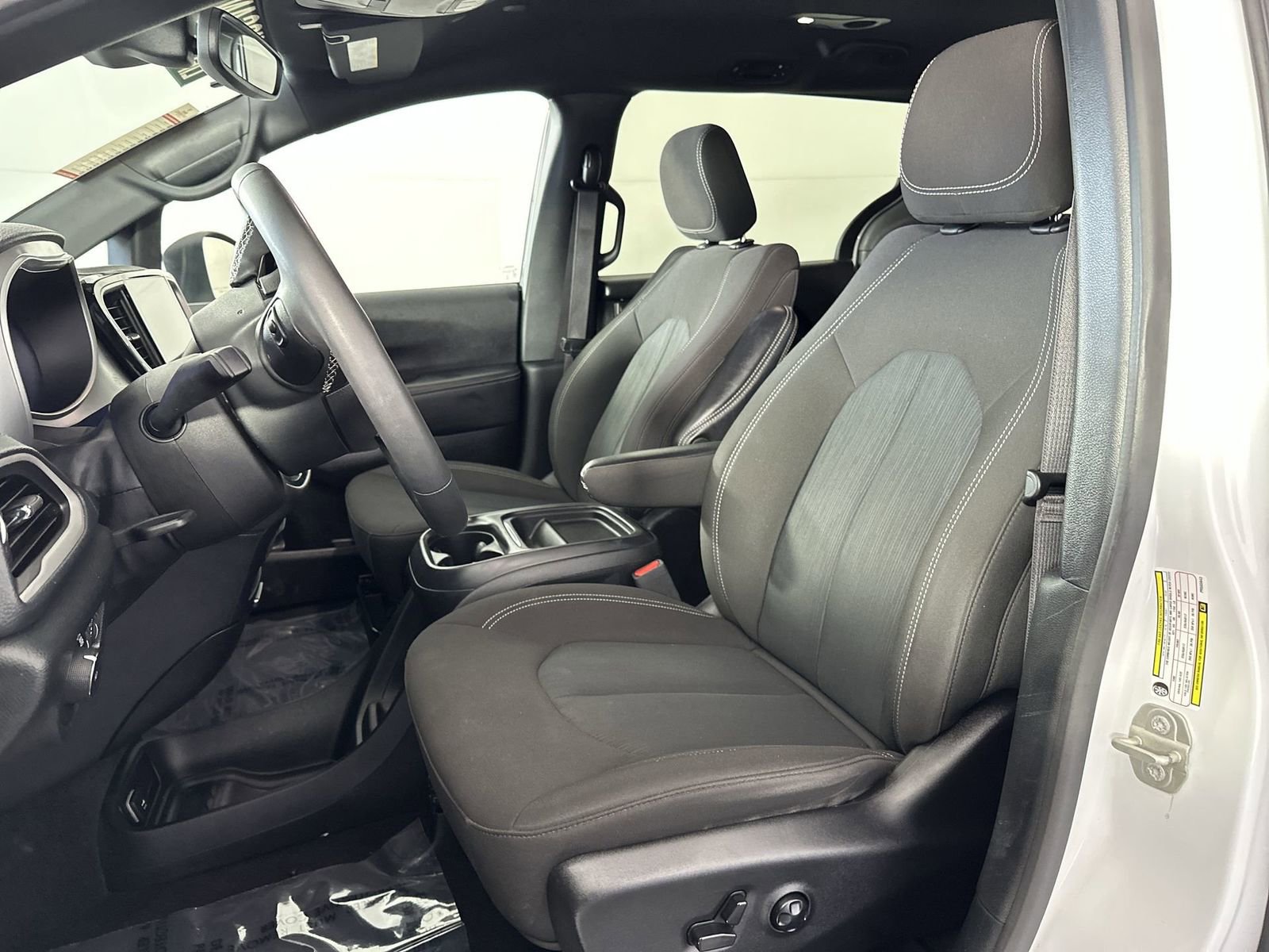 Used 2023 Chrysler Pacifica Touring image 11