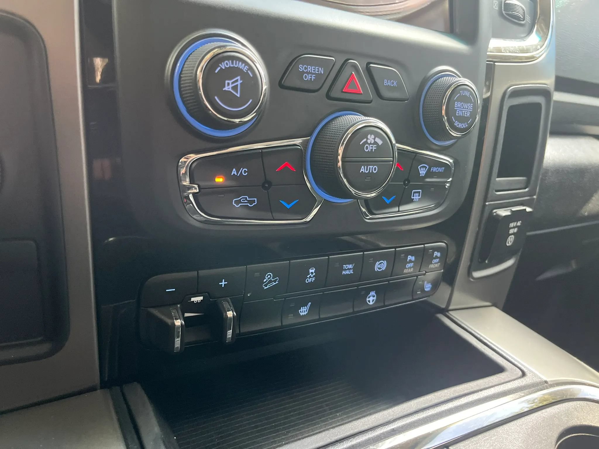 Used 2018 RAM 2500 Big Horn w/ Sport Appearance Group AWD/4WD image 22