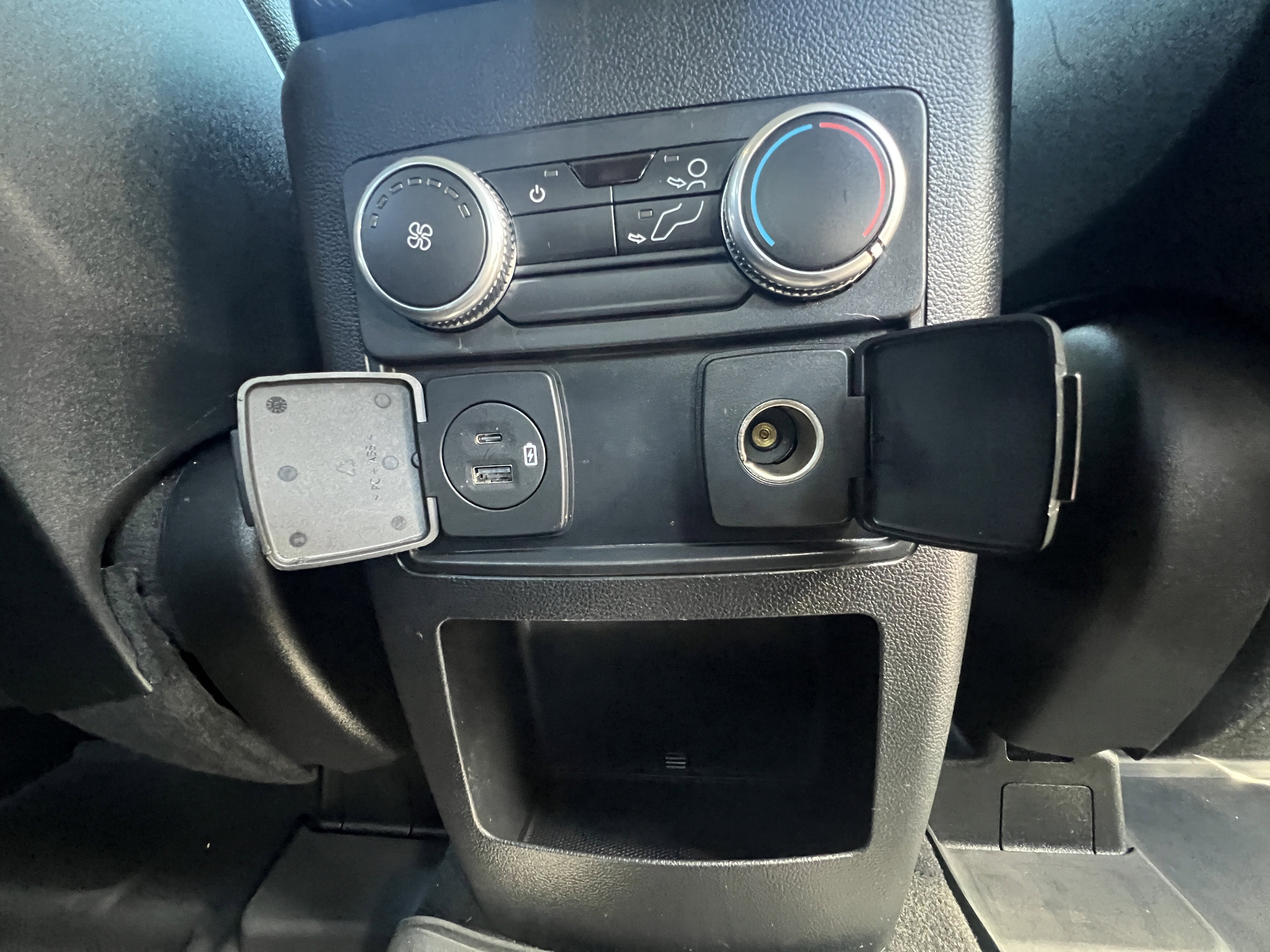 Used 2020 Ford Explorer XLT w/ Equipment Group 202A image 28