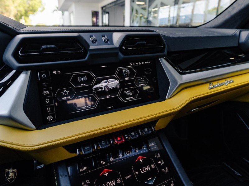 Used 2025 Lamborghini Urus SE AWD/4WD image 10