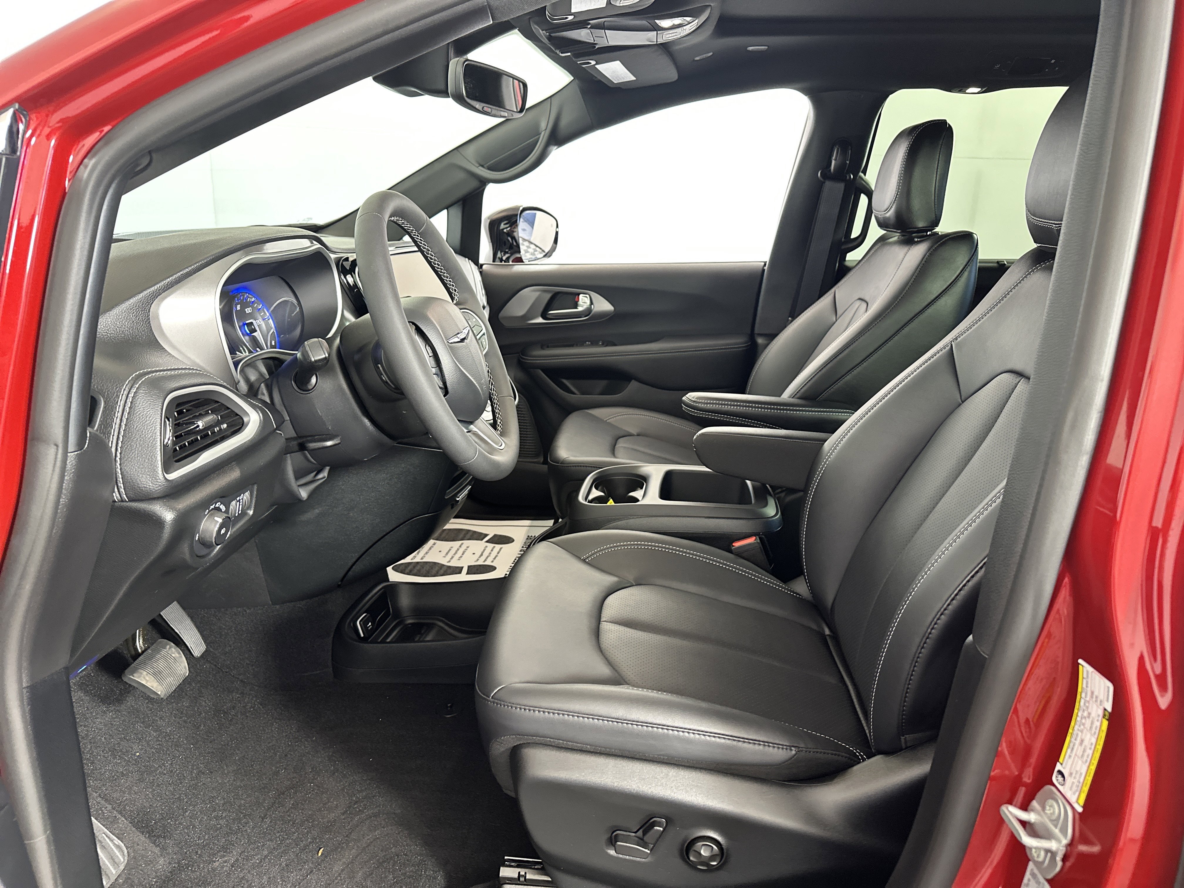 Used 2025 Chrysler Pacifica Select image 6