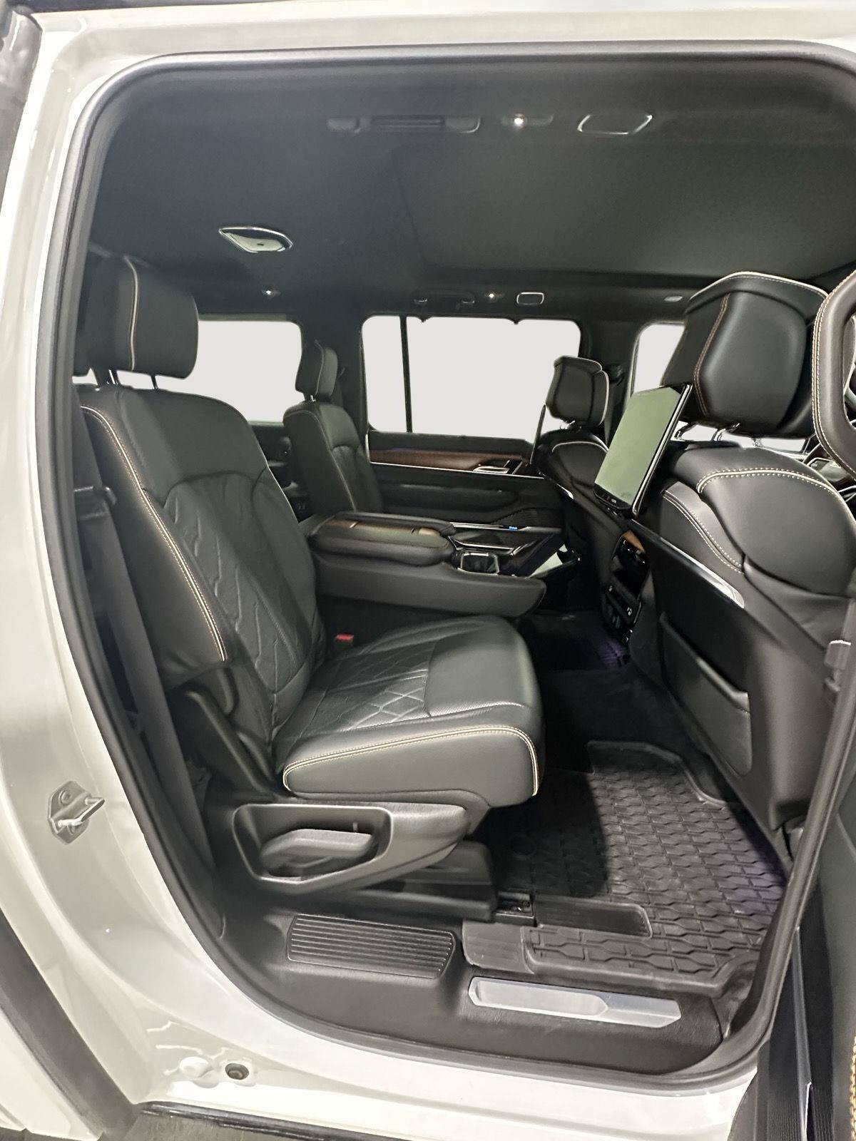 Used 2025 Jeep Grand Wagoneer L Series III w/ Rear-Seat Entertainment Group AWD/4WD image 26