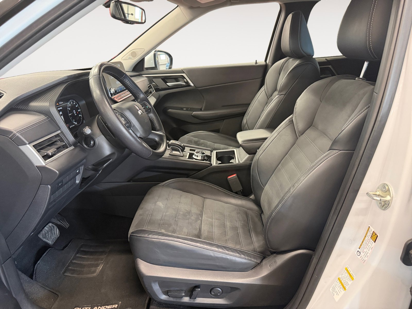 Used 2023 Mitsubishi Outlander SE Black Edition image 24