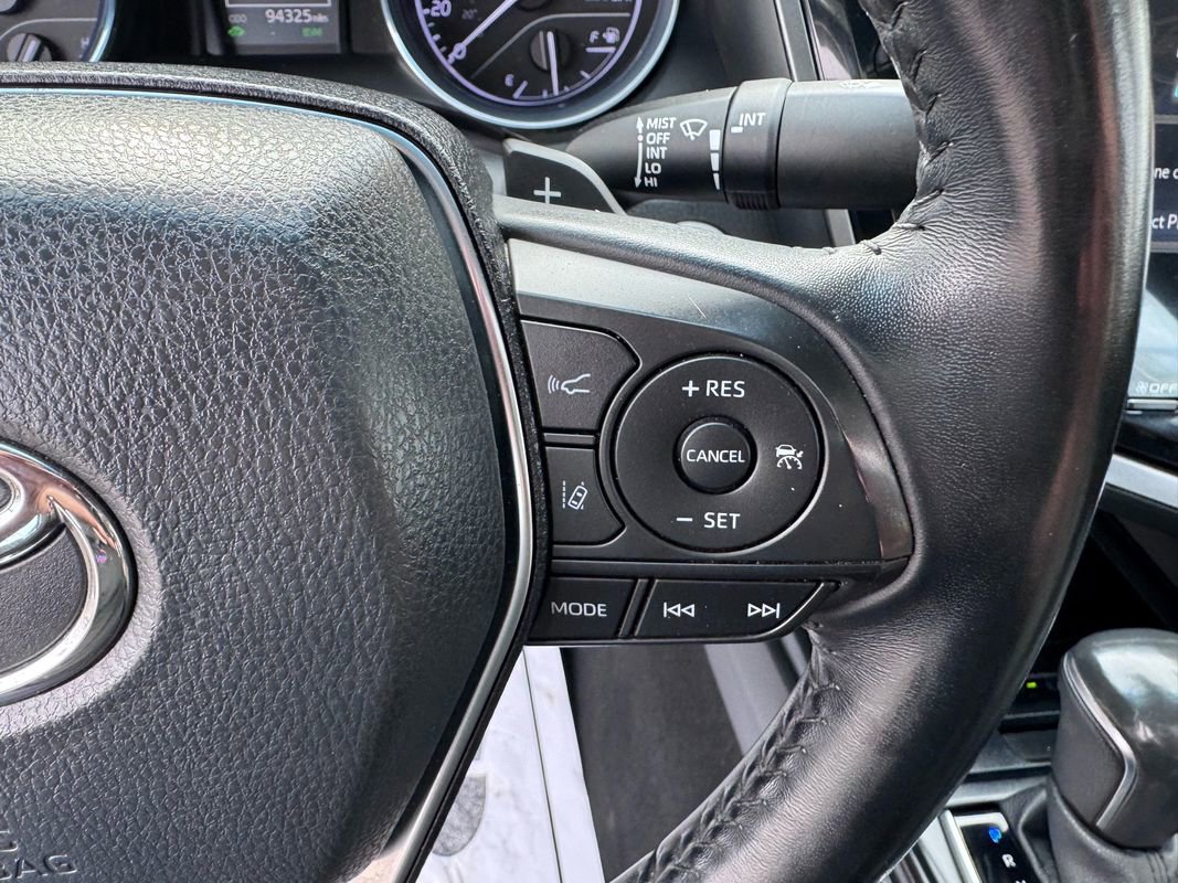 Used 2020 Toyota Camry SE w/ Sunroof Package image 18