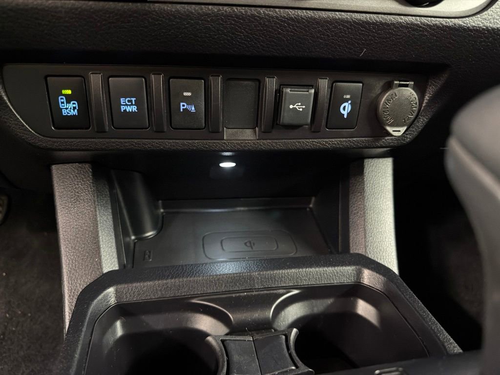Used 2020 Toyota Tacoma TRD Sport w/ TRD Premium Sport Package AWD/4WD image 15