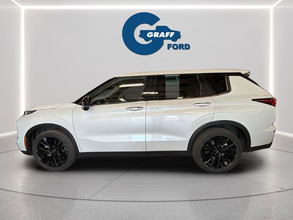 Used 2023 Mitsubishi Outlander SE Black Edition image 3