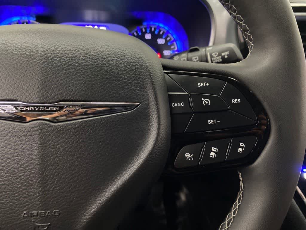 Used 2025 Chrysler Pacifica Limited FWD image 21