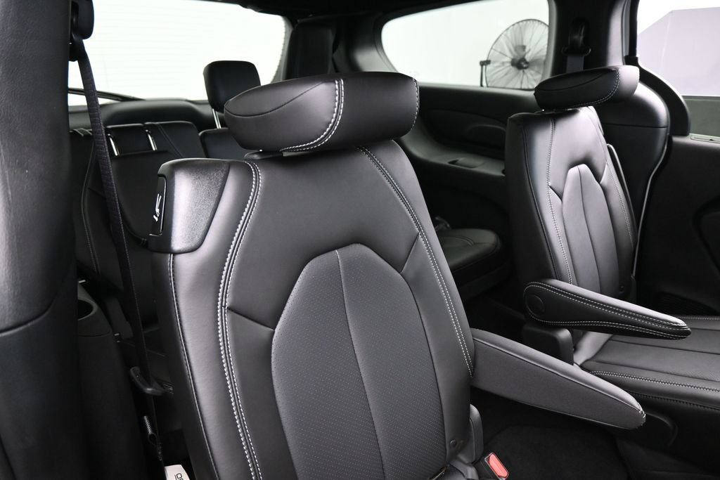 Used 2025 Chrysler Pacifica Select FWD image 33