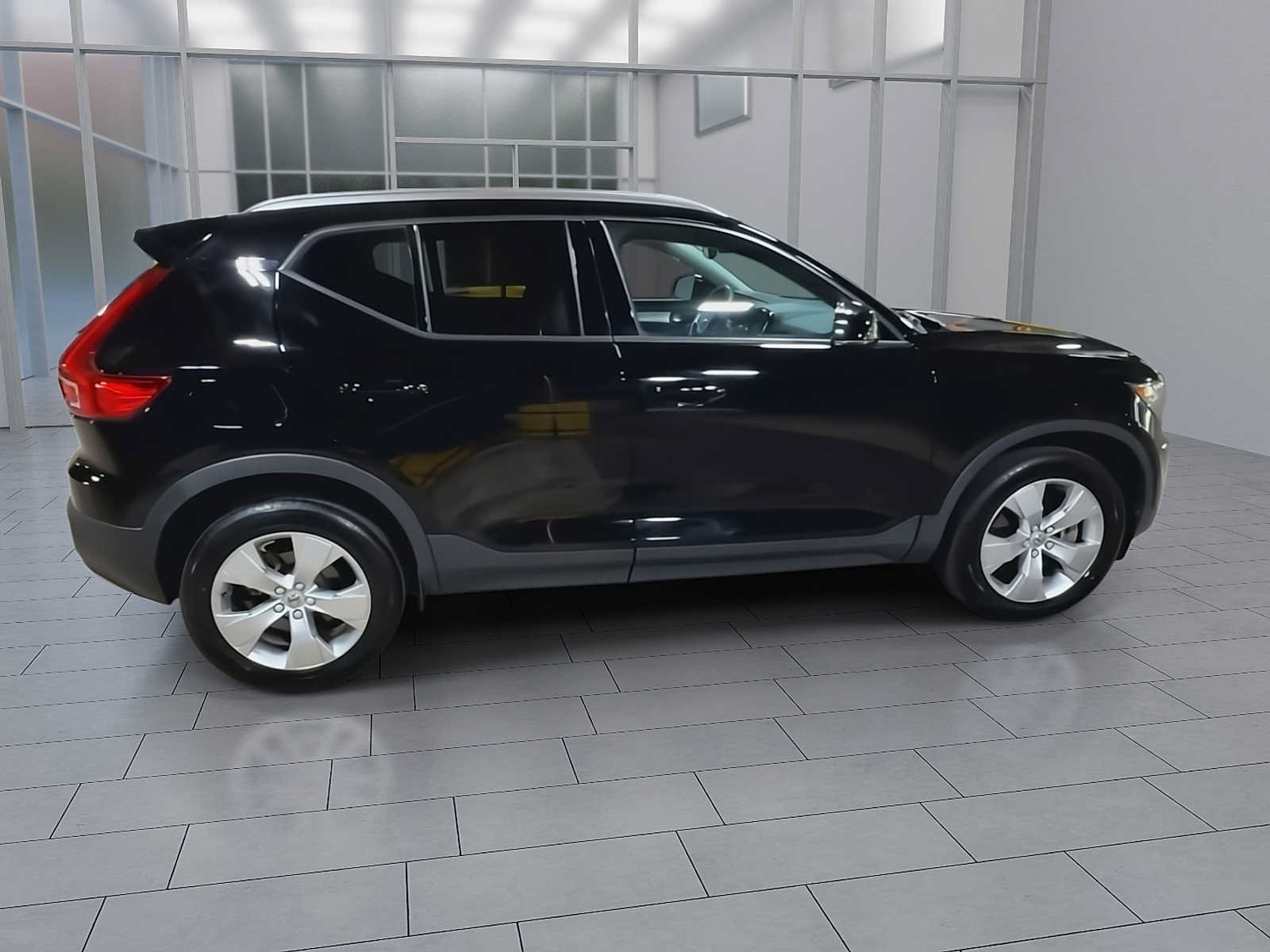 Used 2019 Volvo XC40 T4 Momentum FWD image 9
