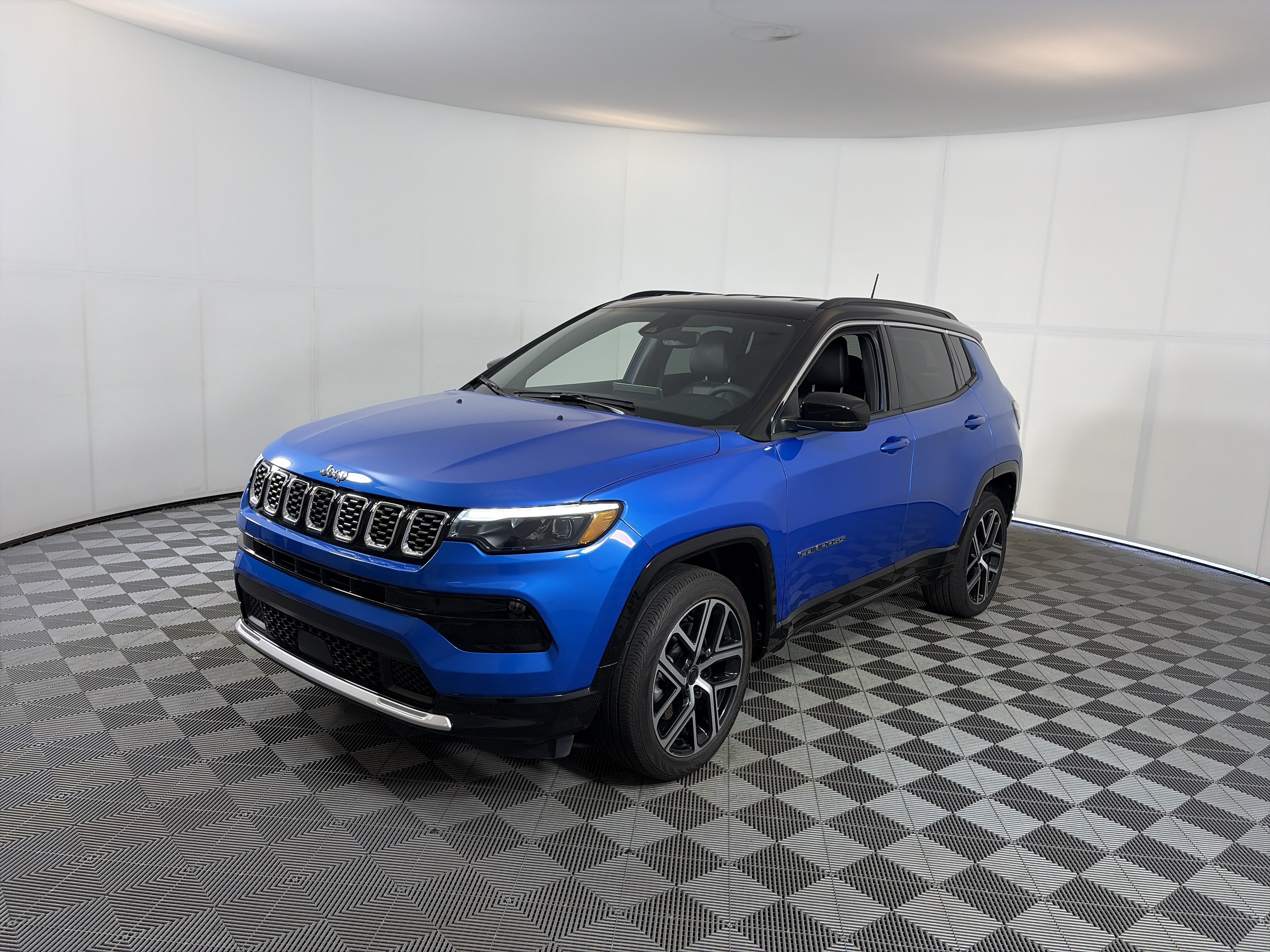 Used 2025 Jeep Compass Limited w/ Elite Group AWD/4WD image 2