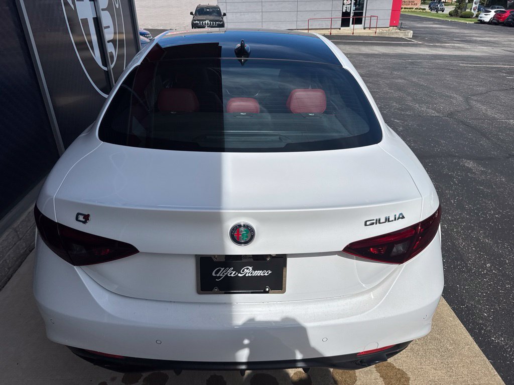 Used 2022 Alfa Romeo Giulia Veloce AWD/4WD image 11