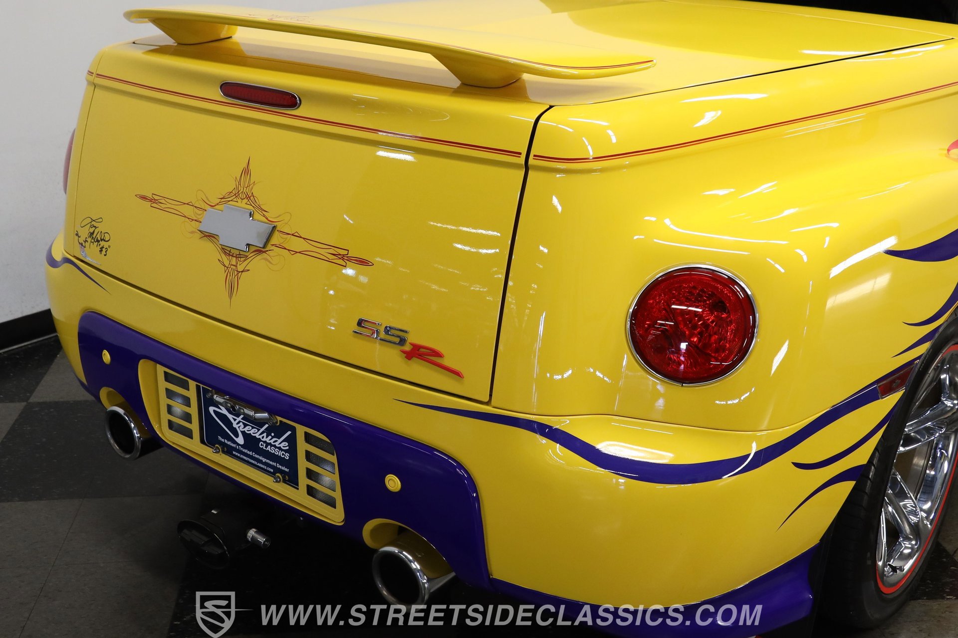 Used 2005 Chevrolet SSR w/ Preferred Equipment Group RWD image 24