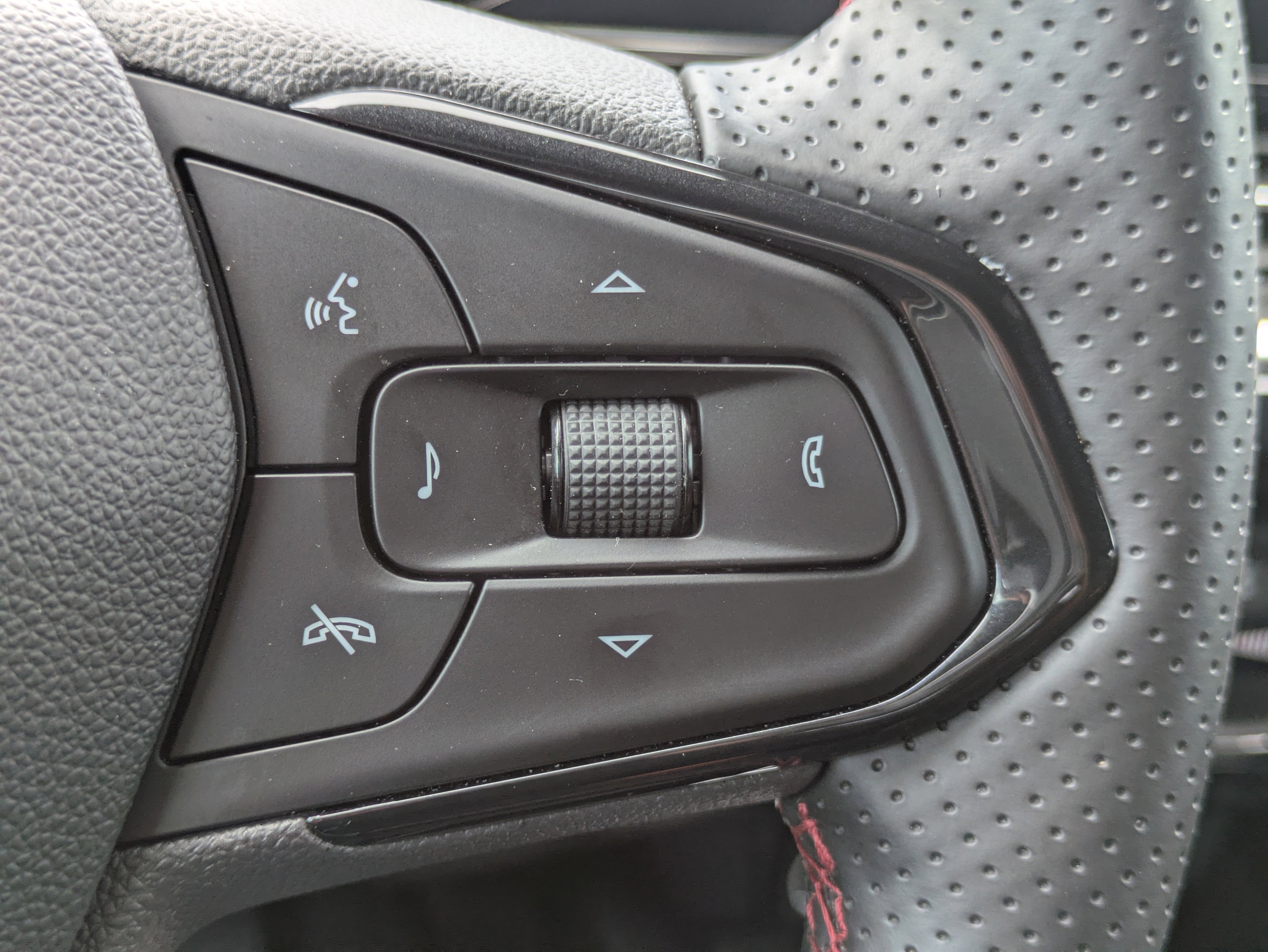 Used 2025 Chevrolet Trax RS w/ Sunroof Package FWD image 17