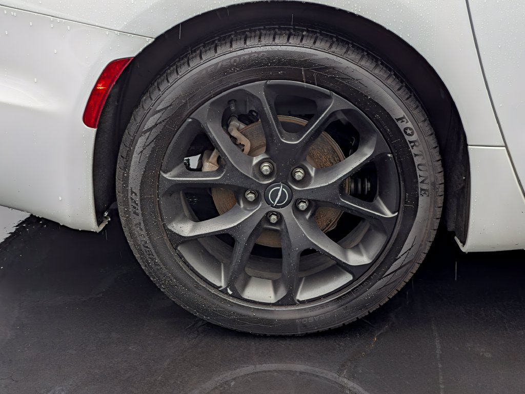 Used 2025 Chrysler Pacifica Limited FWD image 10