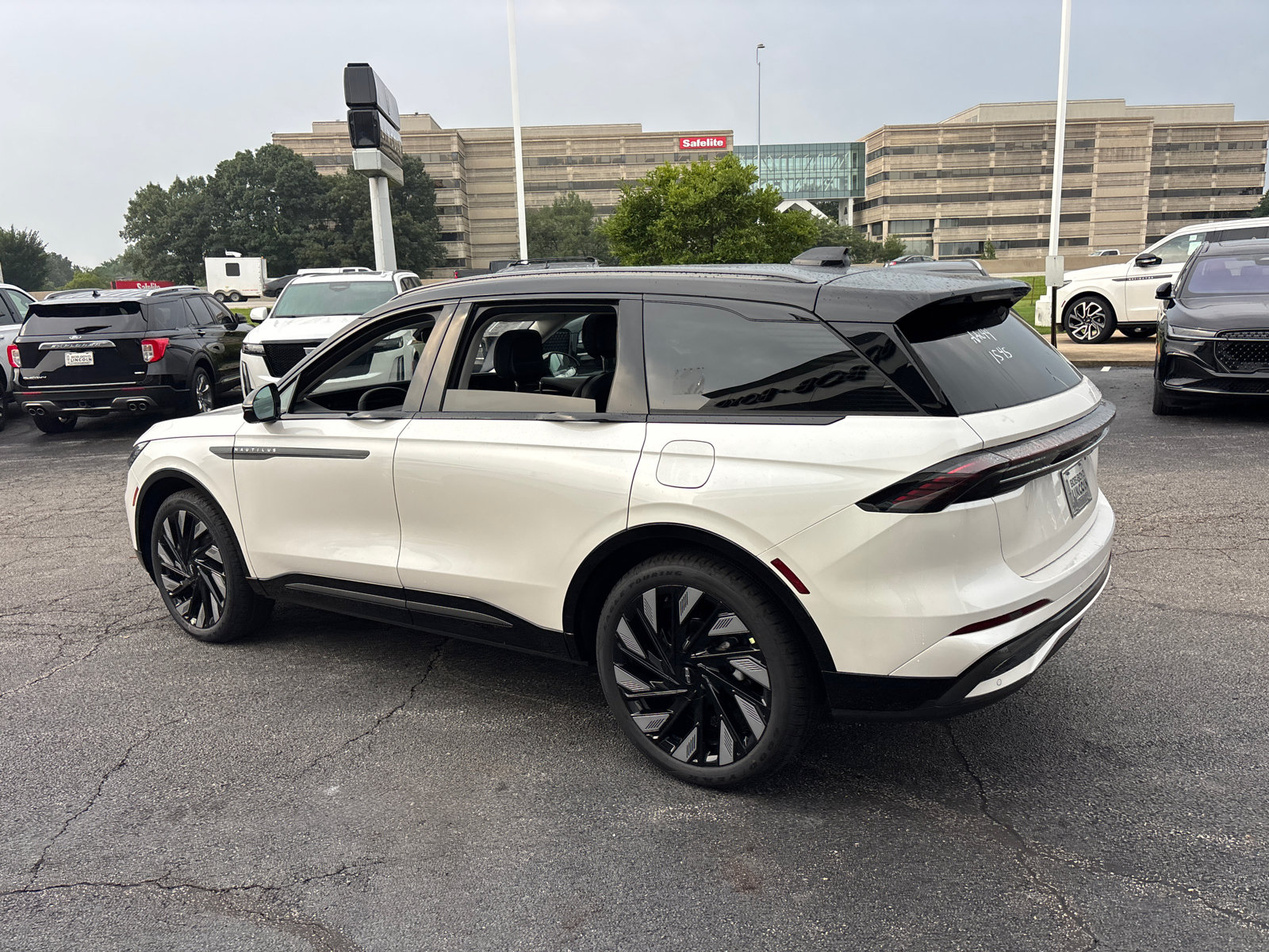 New 2026 Lincoln Nautilus Reserve w/ Jet Appearance Package AWD/4WD image 5