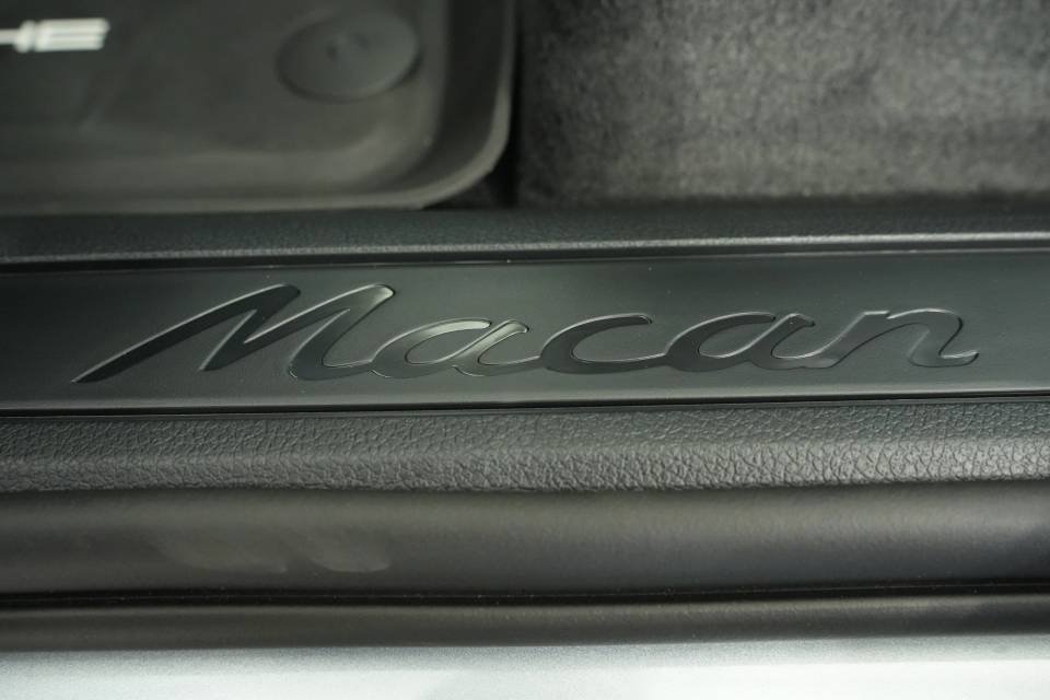 Certified 2025 Porsche Macan AWD/4WD image 32