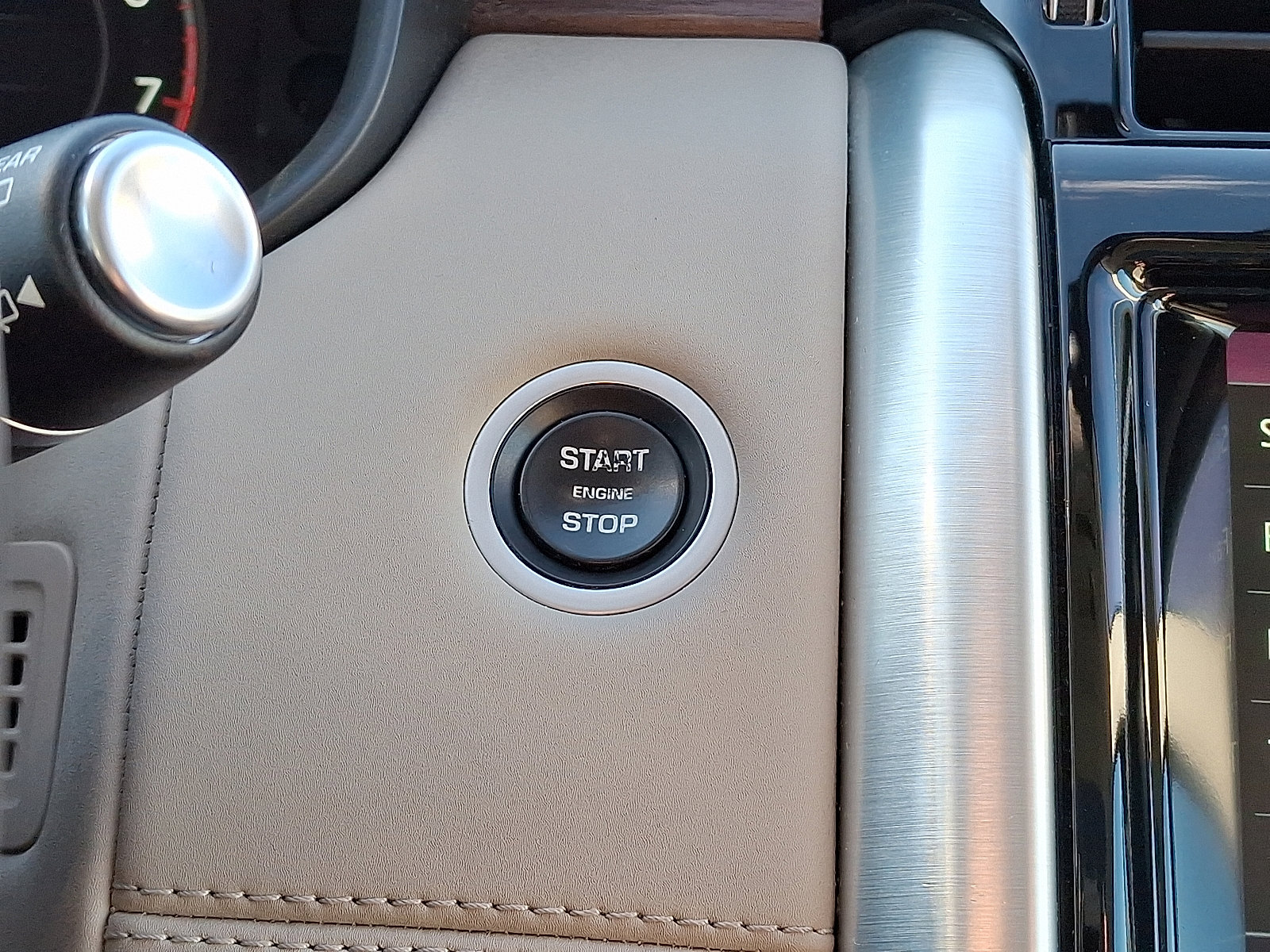 Used 2018 Land Rover Discovery HSE image 24