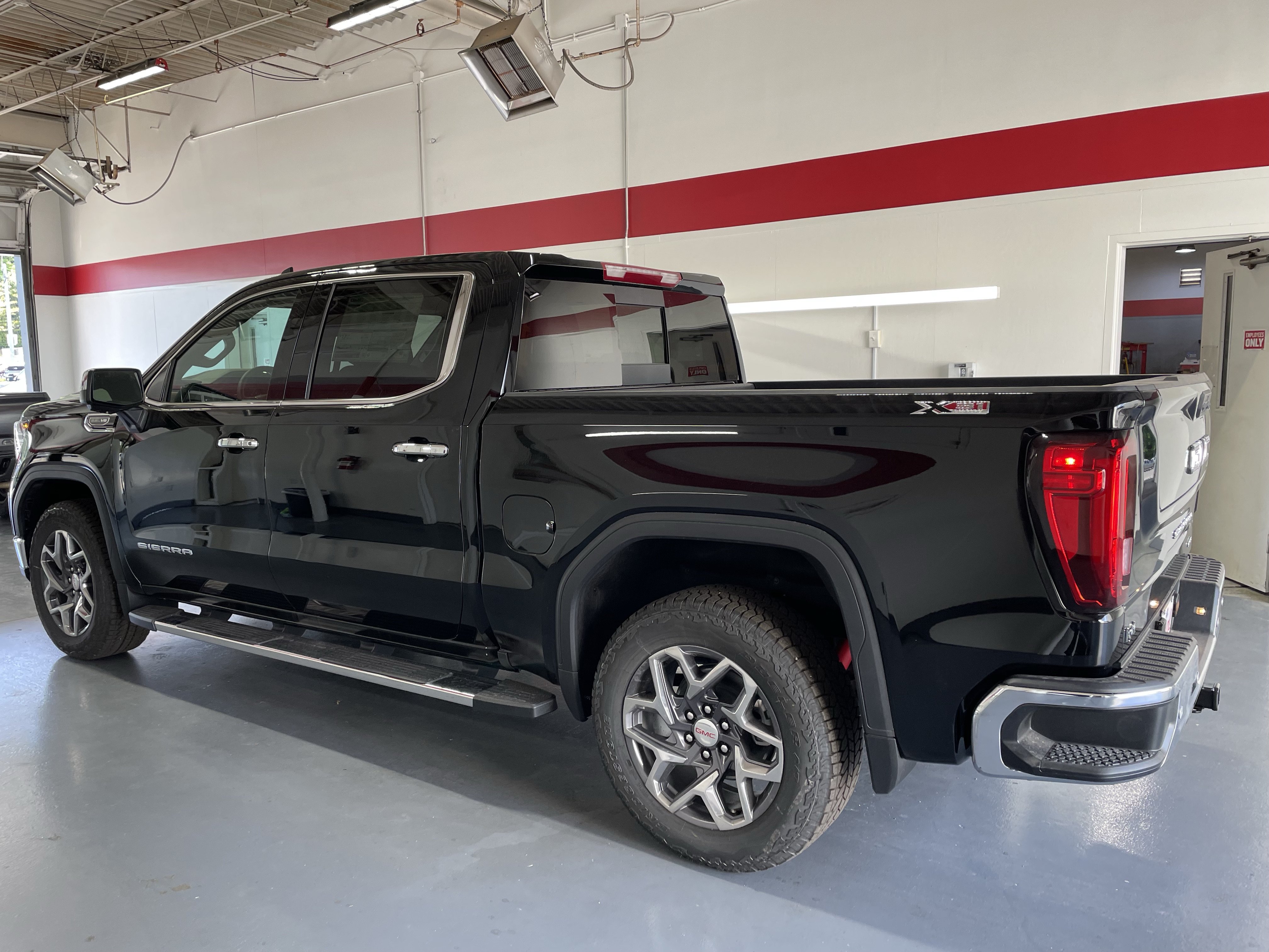 New 2026 GMC Sierra 1500 SLT w/ SLT Premium Plus Package AWD/4WD image 6