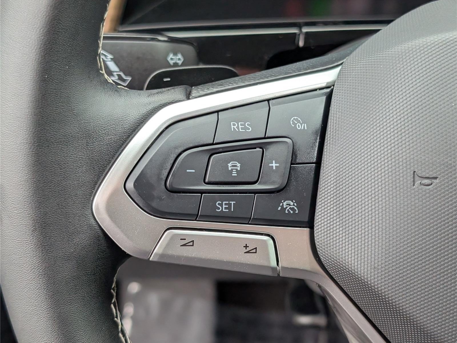 Used 2024 Volkswagen Atlas SE AWD/4WD image 25