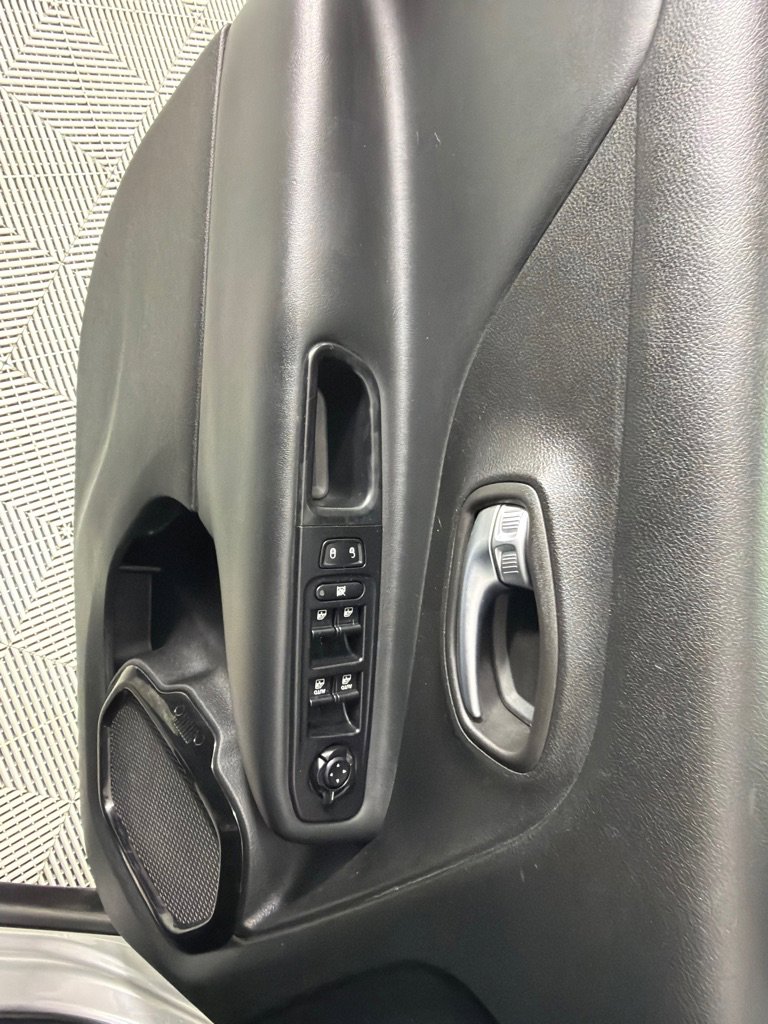 Used 2018 Jeep Renegade Altitude image 9