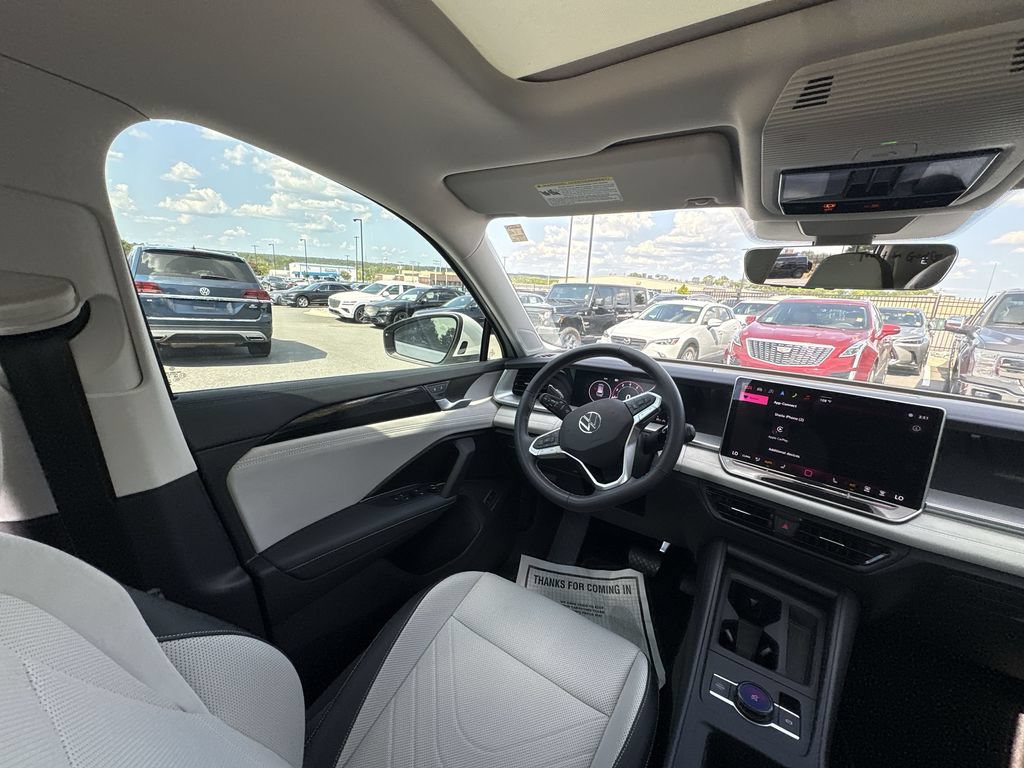Used 2025 Volkswagen Tiguan SE AWD/4WD image 15