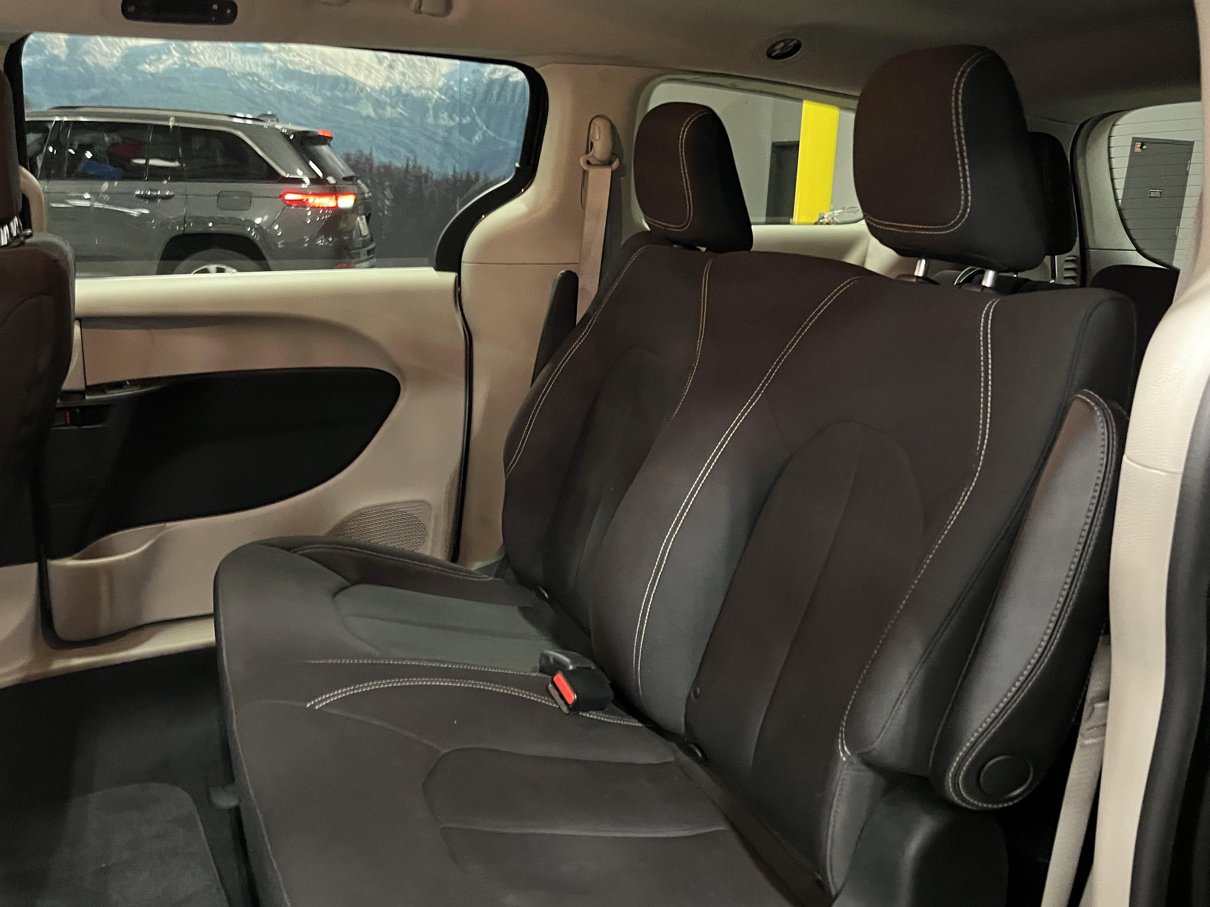 Used 2020 Chrysler Voyager L image 14