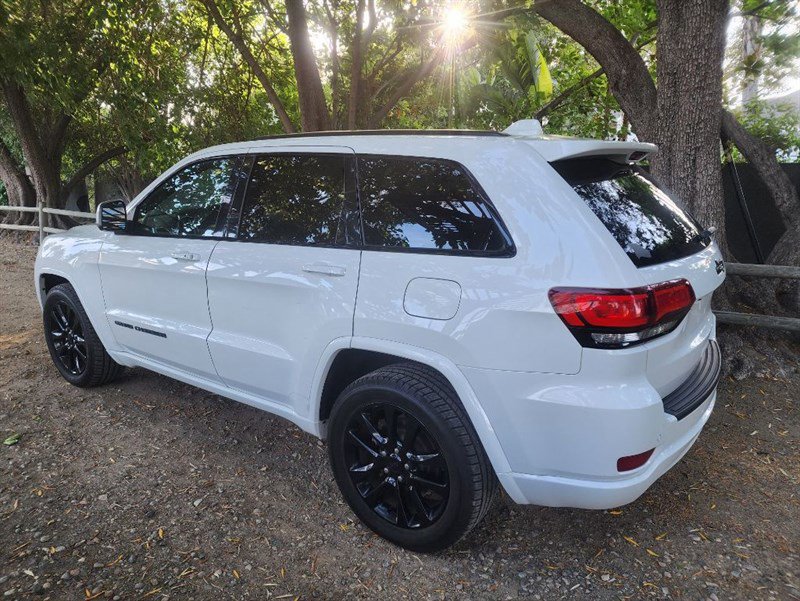 Used 2019 Jeep Grand Cherokee Altitude image 3
