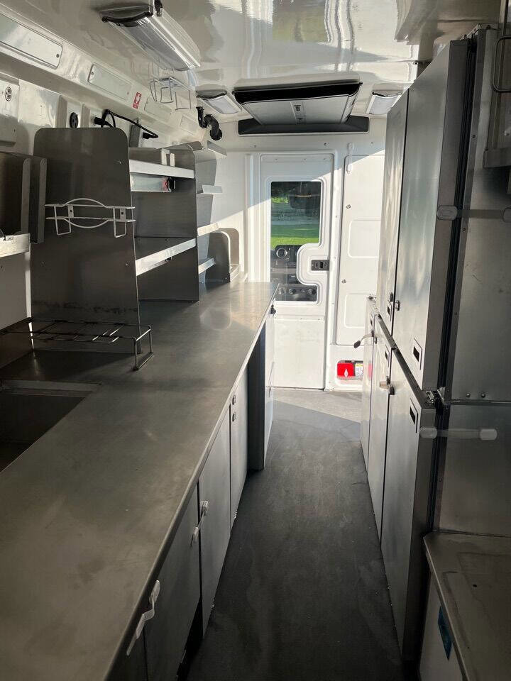 Used 2022 Mercedes-Benz Sprinter 4500 image 33