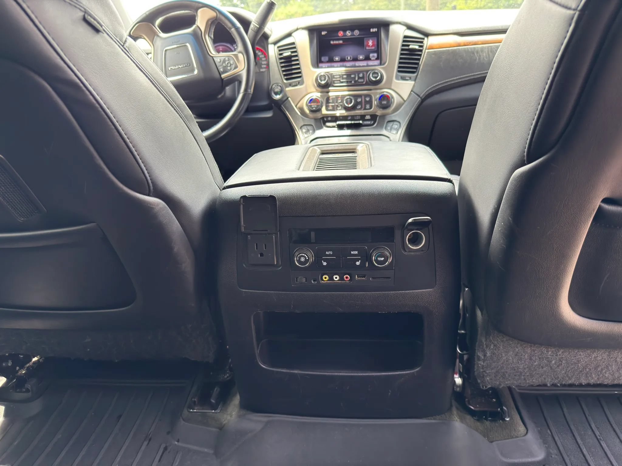 Used 2015 GMC Yukon Denali w/ Premium Package RWD image 24