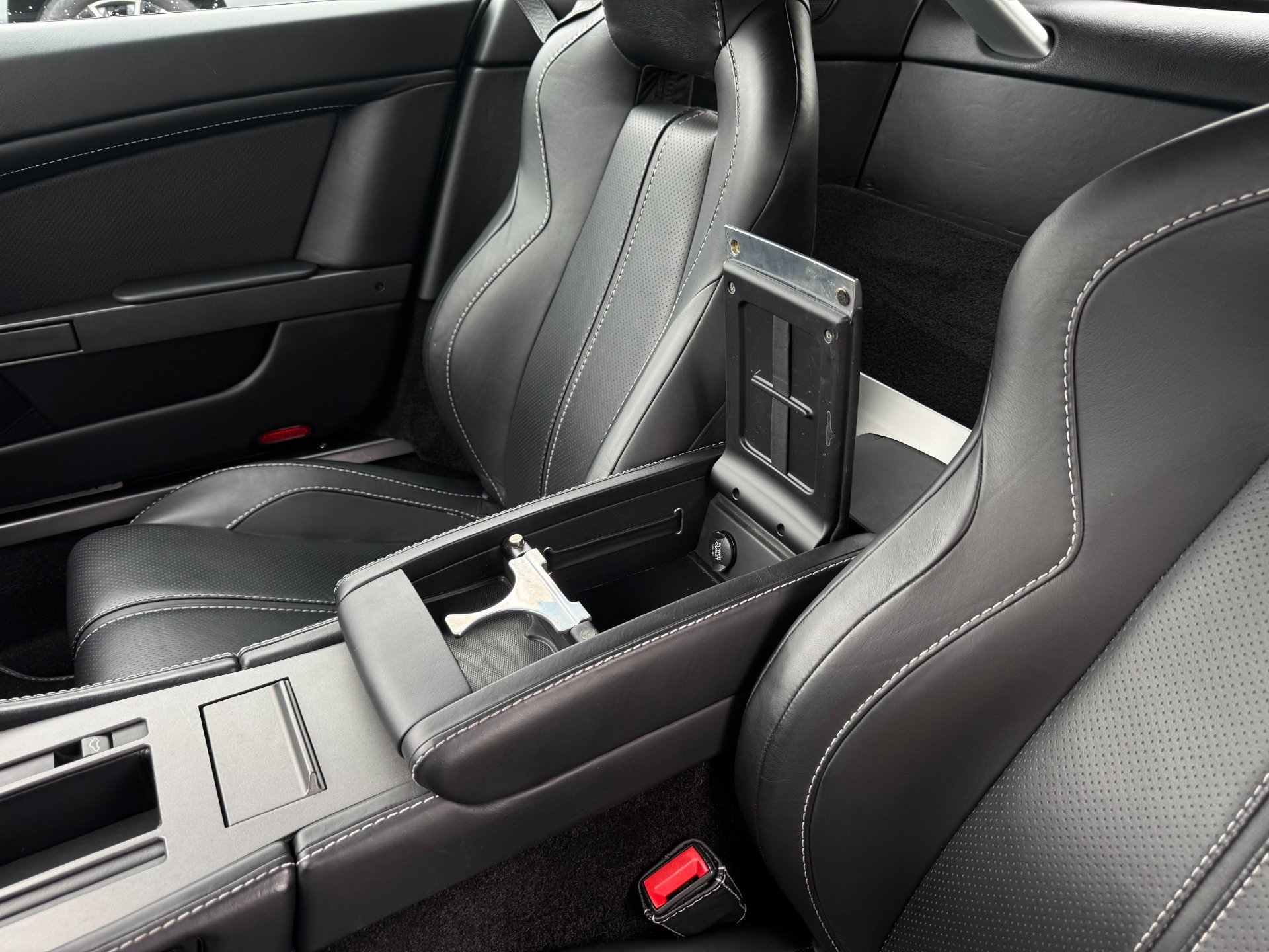 Used 2015 Aston Martin V8 Vantage GT image 14