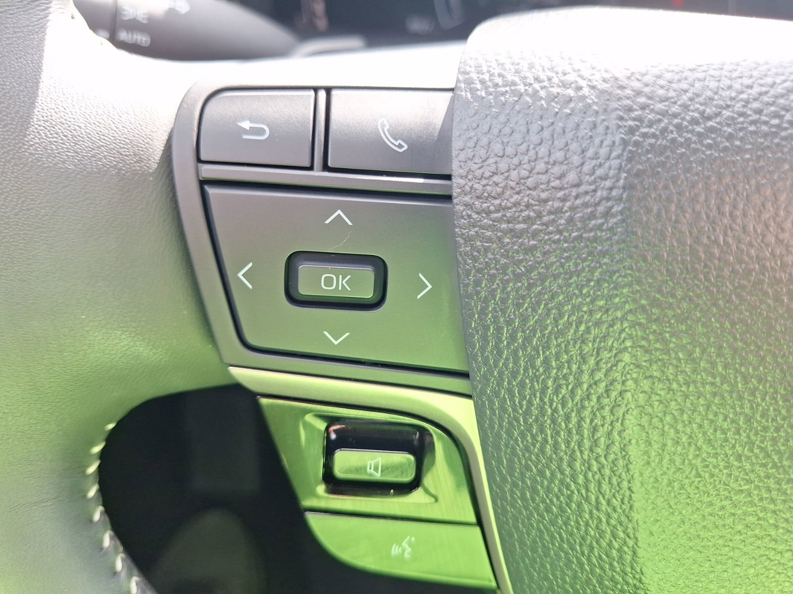 Used 2025 Toyota Camry SE w/ Convenience Package FWD image 21