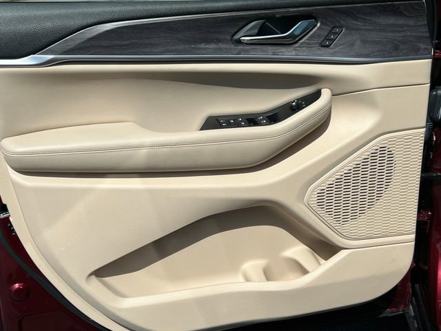 Used 2024 Jeep Grand Cherokee Limited w/ Luxury Tech Group II image 16