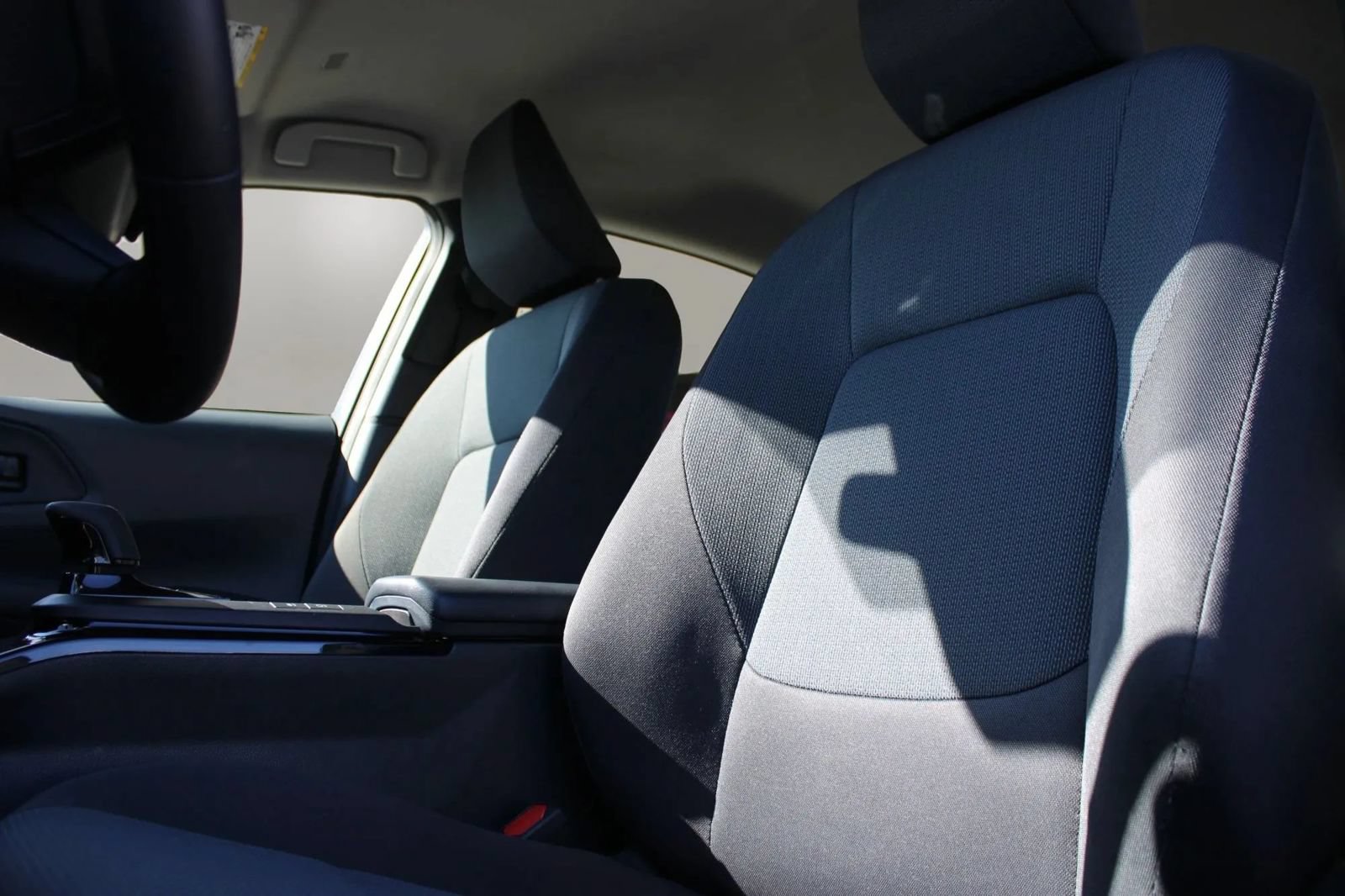 Used 2025 Toyota Prius LE FWD image 17
