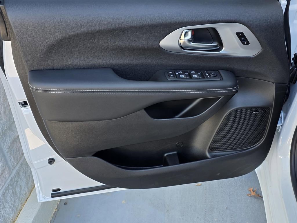 New 2026 Chrysler Pacifica Limited w/ Uconnect Theater Family Group image 43