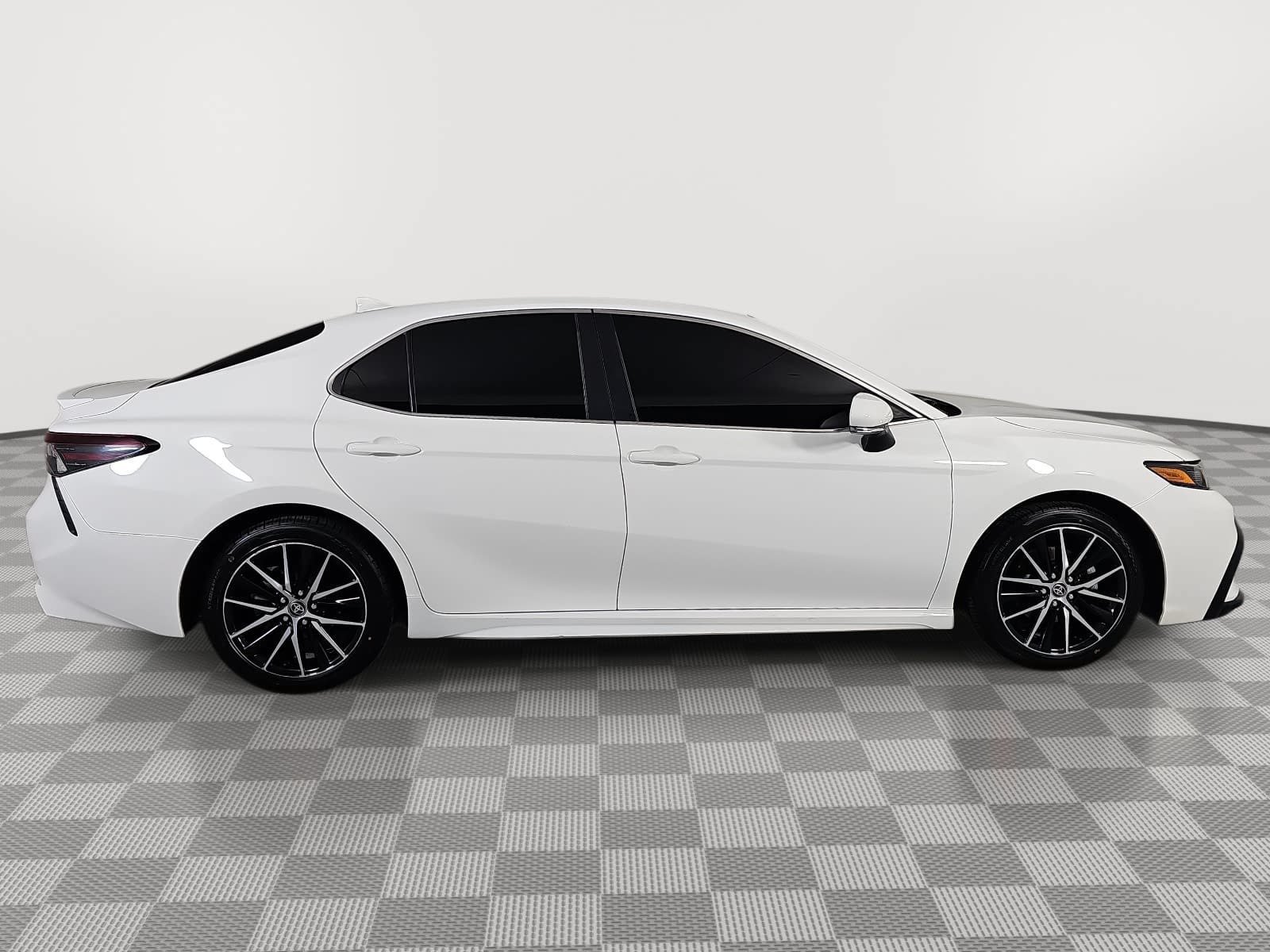 Used 2023 Toyota Camry SE FWD image 9
