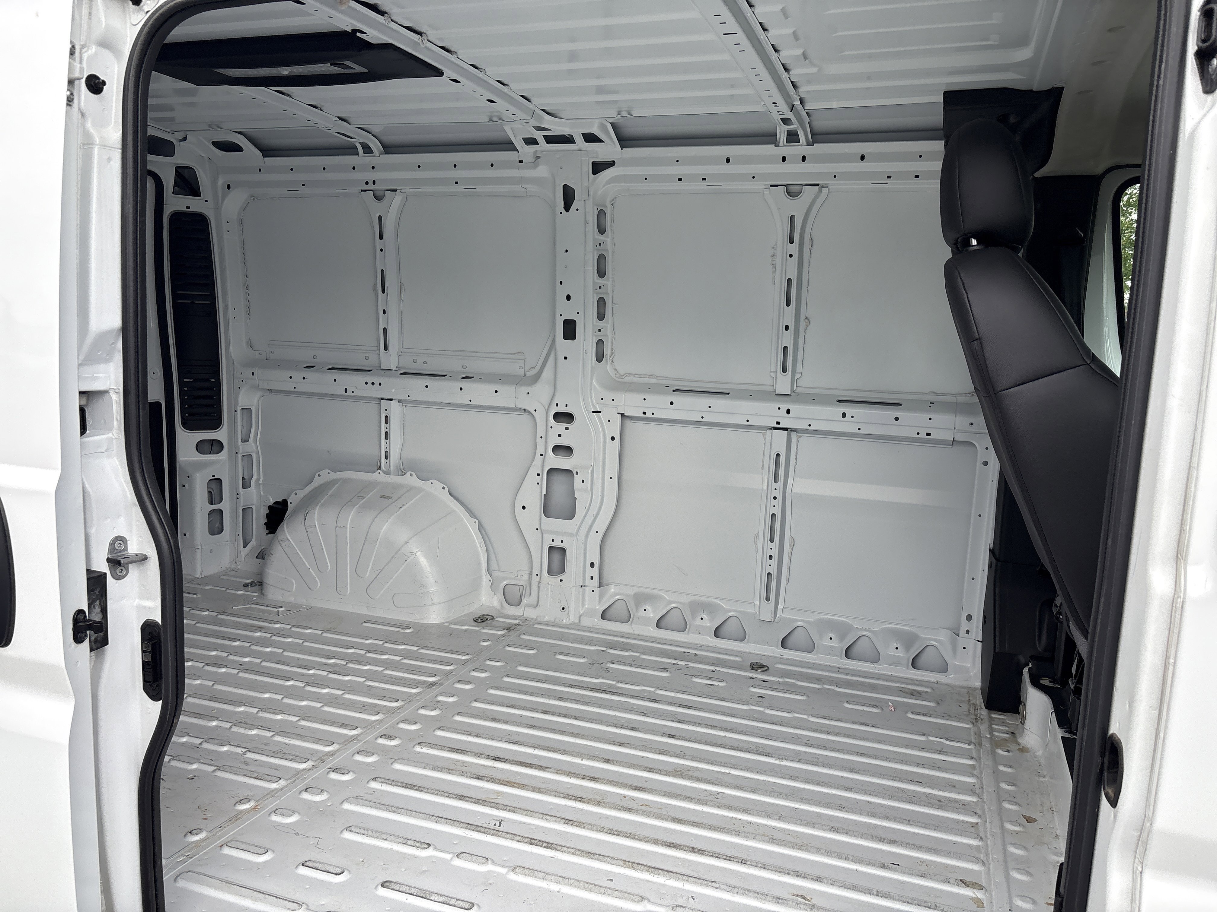 Used 2025 RAM ProMaster 2500 w/ Convenience Group FWD image 32