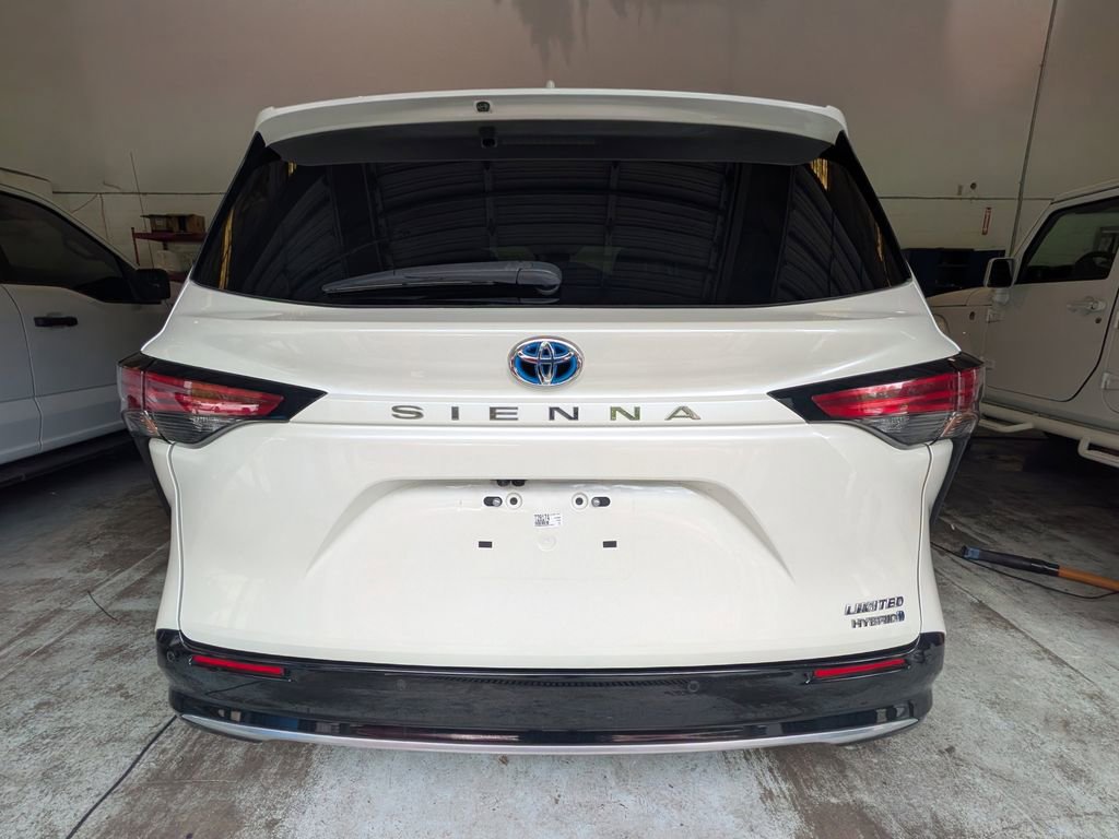 Used 2021 Toyota Sienna Limited image 3