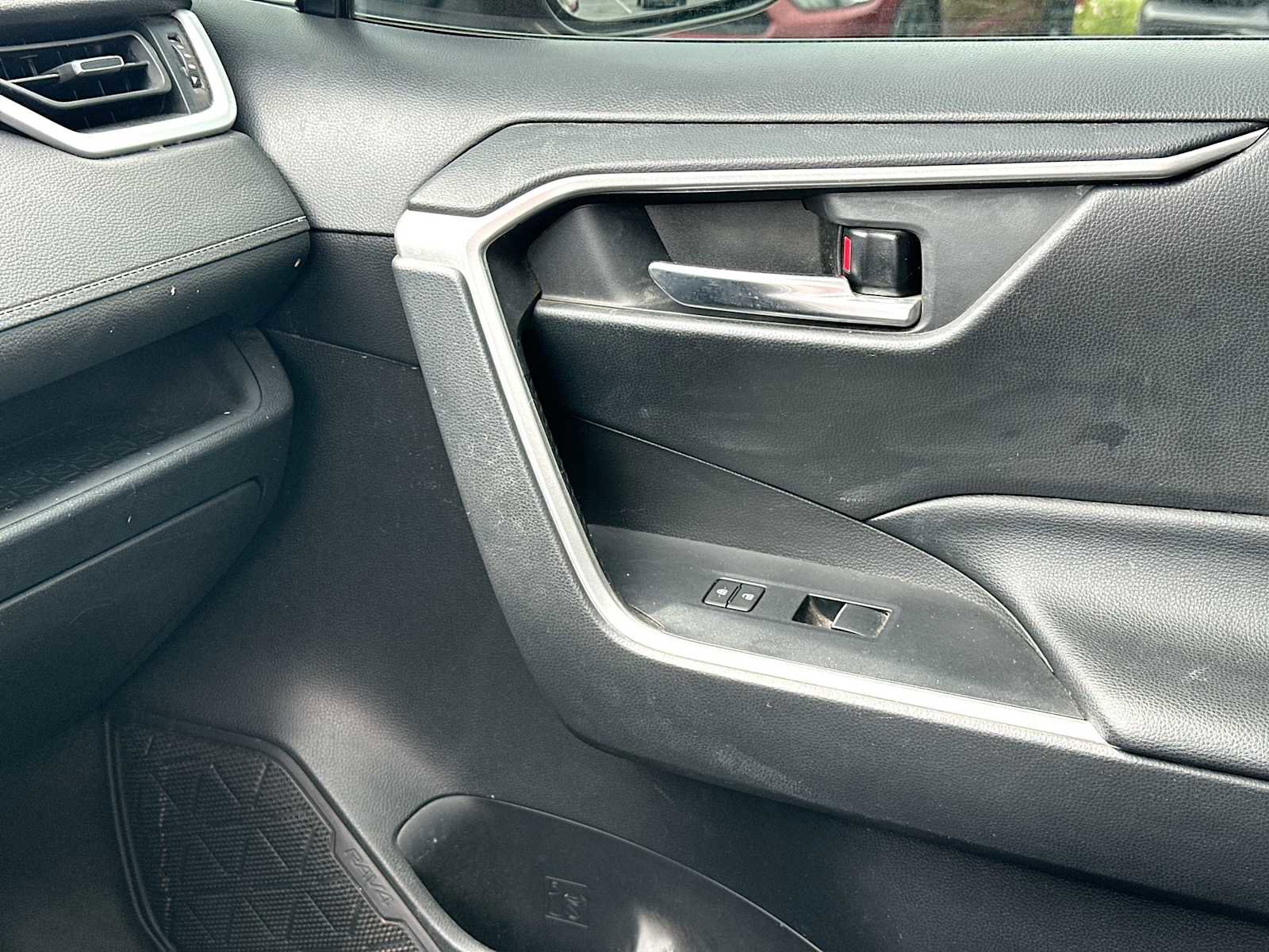 Used 2020 Toyota RAV4 XLE Premium FWD image 28