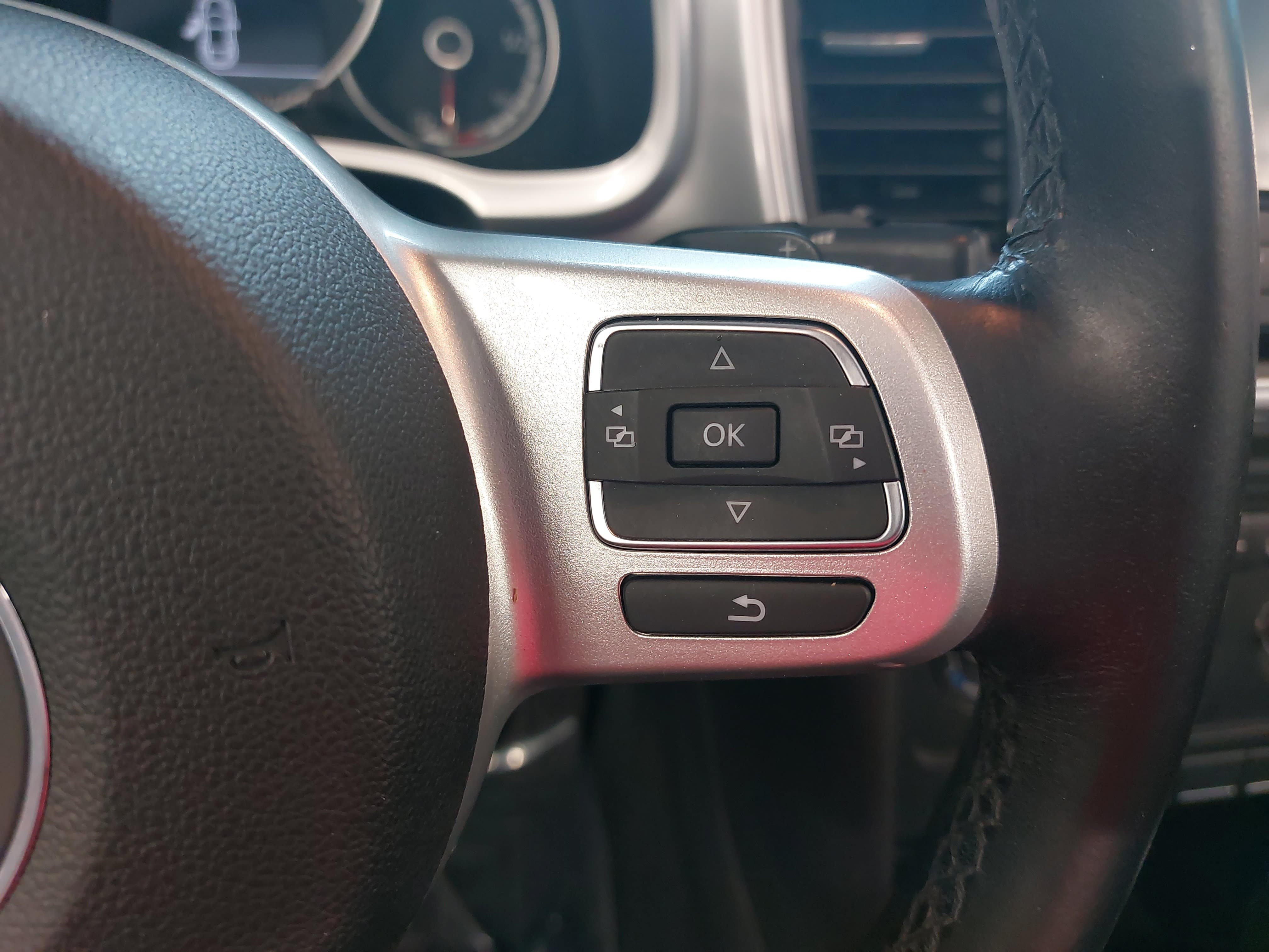 Used 2013 Volkswagen Beetle TDI FWD image 19