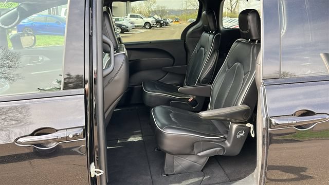 Used 2025 Chrysler Pacifica Limited FWD image 19