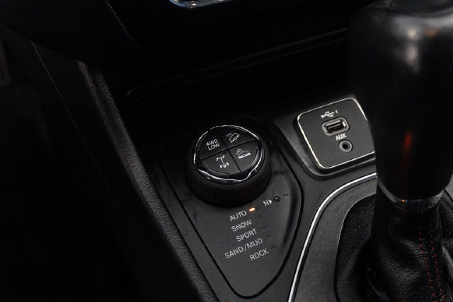 Used 2022 Jeep Cherokee Trailhawk AWD/4WD image 30