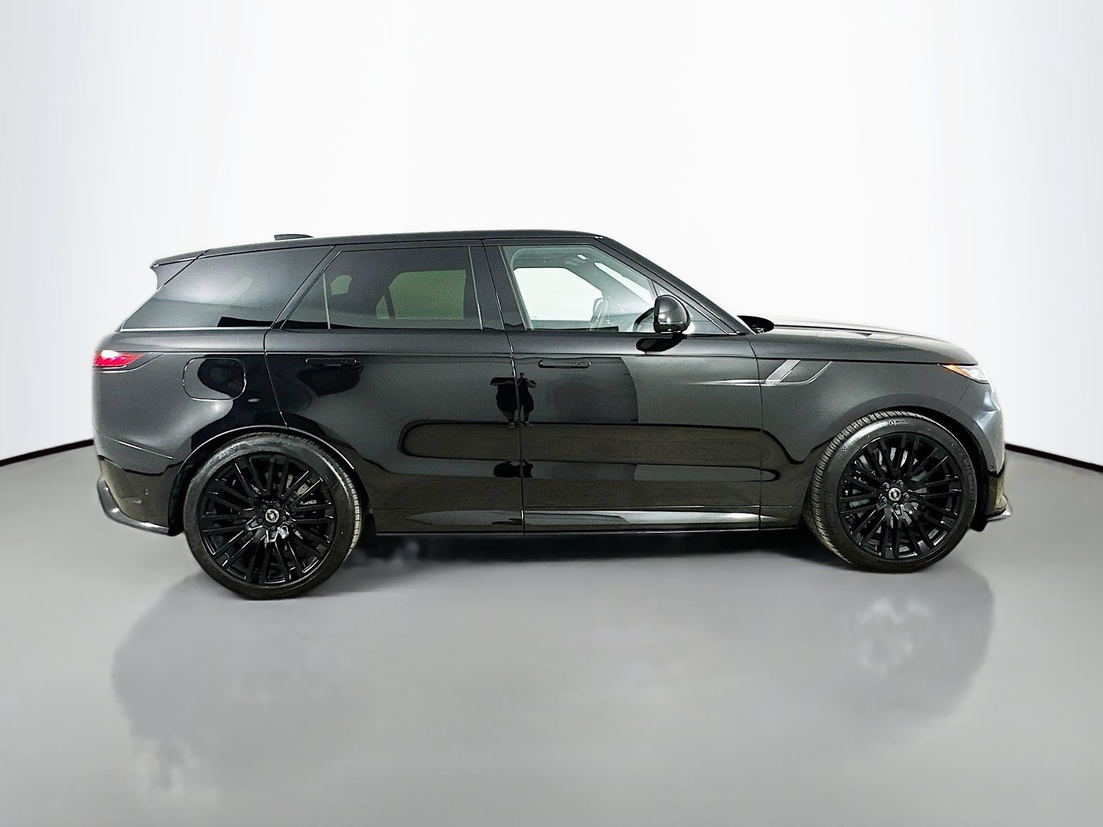 Used 2024 Land Rover Range Rover Sport AWD/4WD image 4