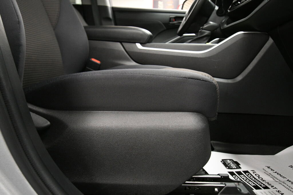 Used 2023 Toyota Highlander L FWD image 28