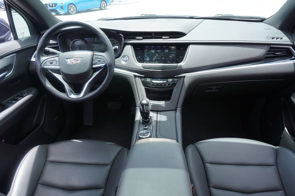 Certified 2025 Cadillac XT6 Luxury FWD image 12