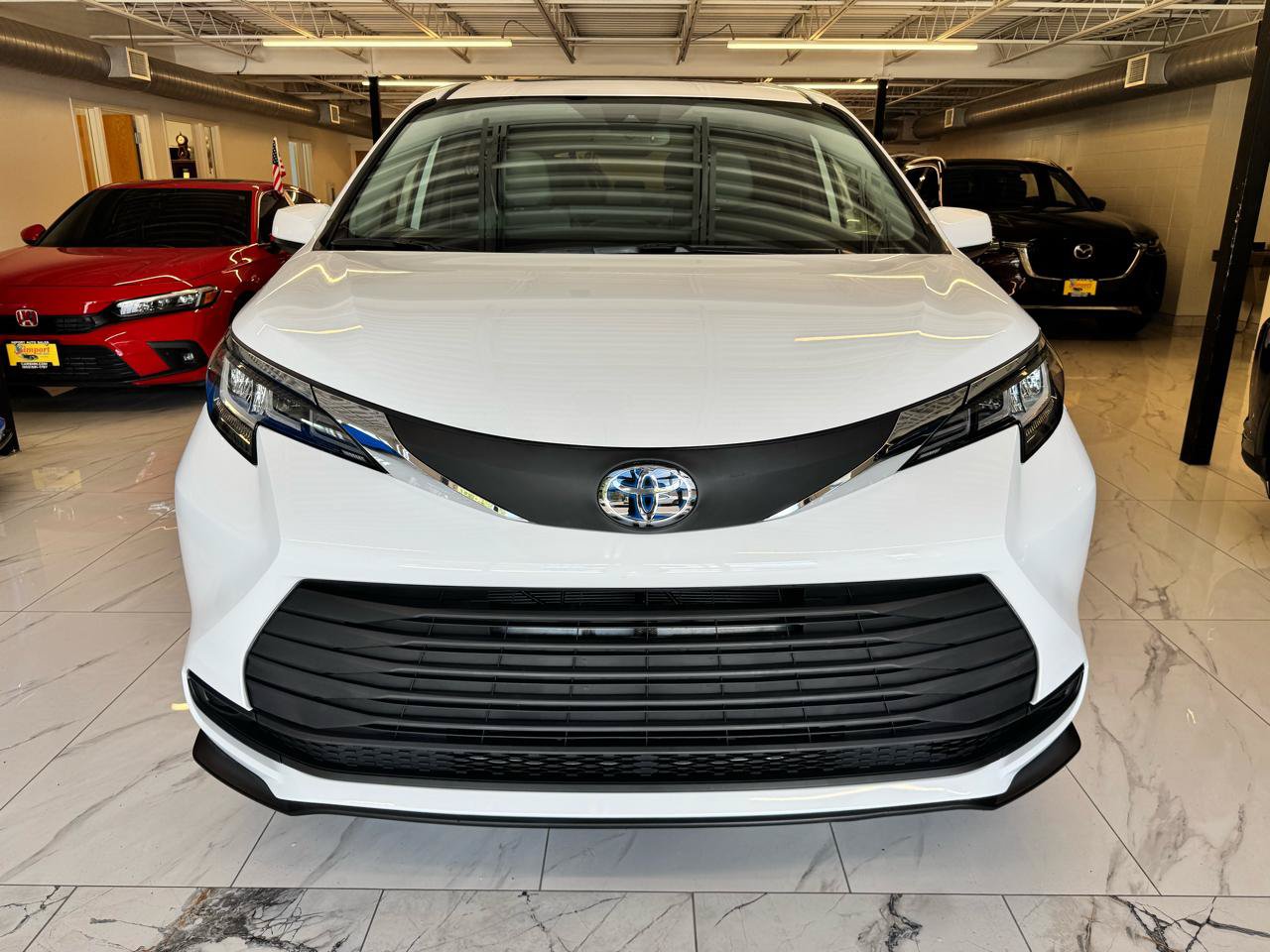 Used 2025 Toyota Sienna LE w/ LE Plus Package AWD/4WD image 2